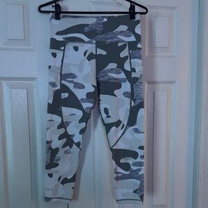 Zyia Active Light N Tight gray and white camo print pocket cropped leggings.Sz6